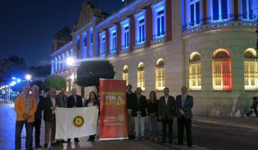 El Club Rotario de Ciudad Real ilumina el Palacio de la Diputación provincial con los colores de la polio en el día mundial contra esta enfermedad