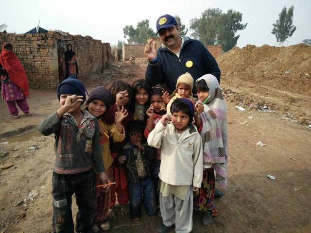 AG Nosherwan Khan con niños en áreas rurales.
