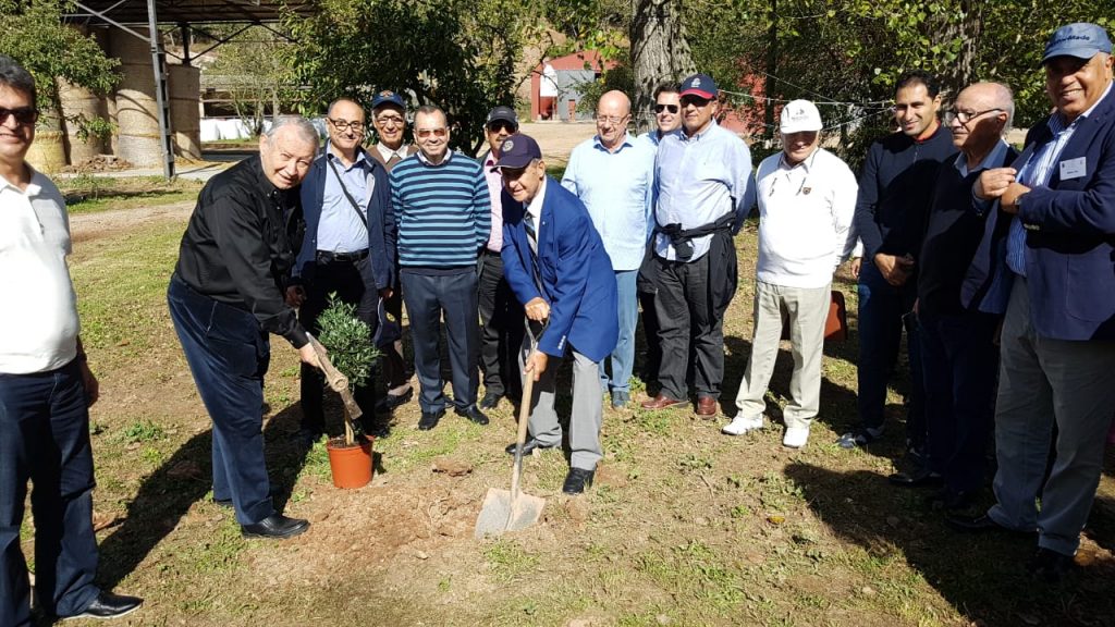 Julio Sorjus y Mohamed Benmejdoub plantando un árbol en la Rovira