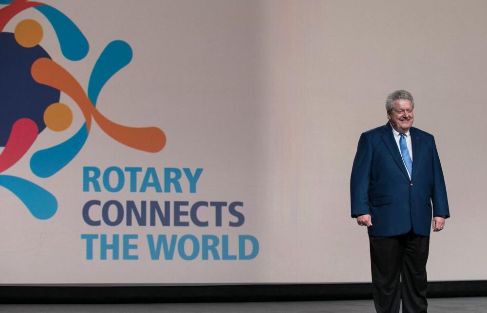 Marc Maloney, presidente electo de RI anuncia el lema presidencial 2019-2020, Rotary conecta el mundo, ante los gobernadores electos participantes en la Asamblea Internacional de San Diego, California (EE.UU.).