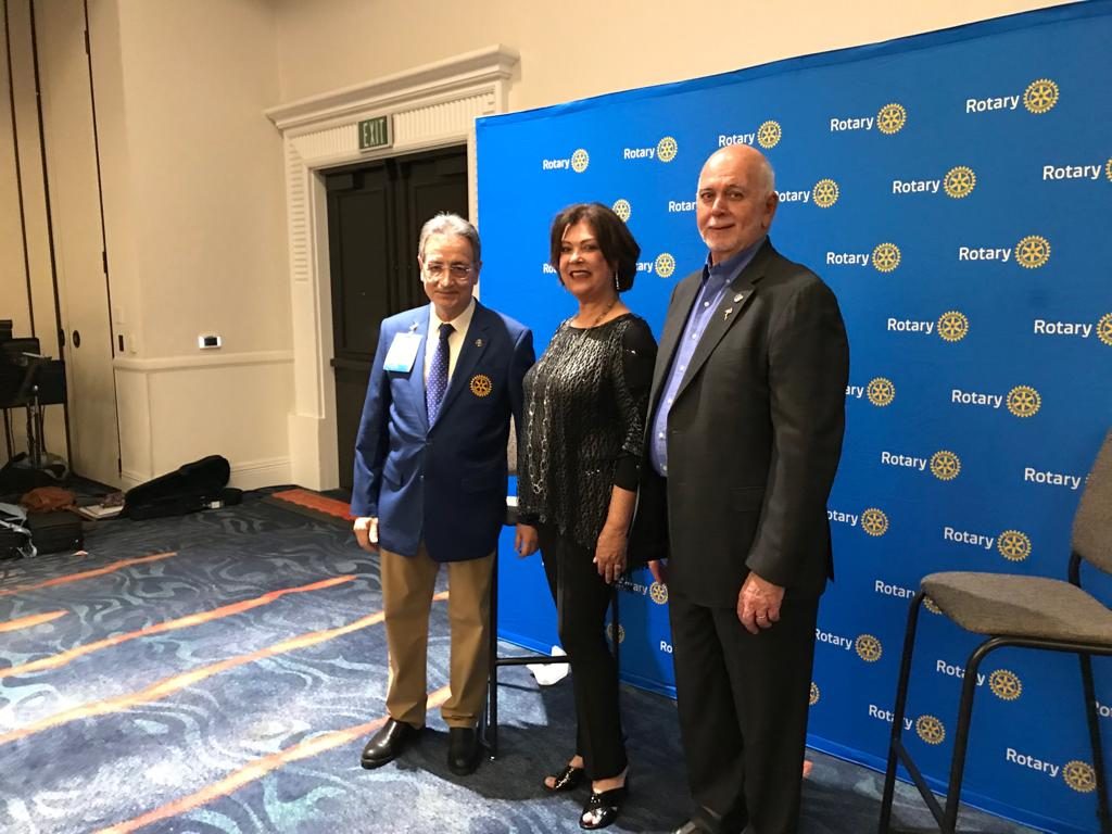 Guillem Sàez con el presidente de Rotary International 2018-19 Barry Rassin y su esposa