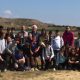 Alumnos participantes en la plantación con el castillo de Montearagón al fondo