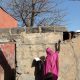 Voluntarios vacunan contra la polio a los niños de Maiduguri (Nigeria). Para ello marcan las casas que ya han visitado.