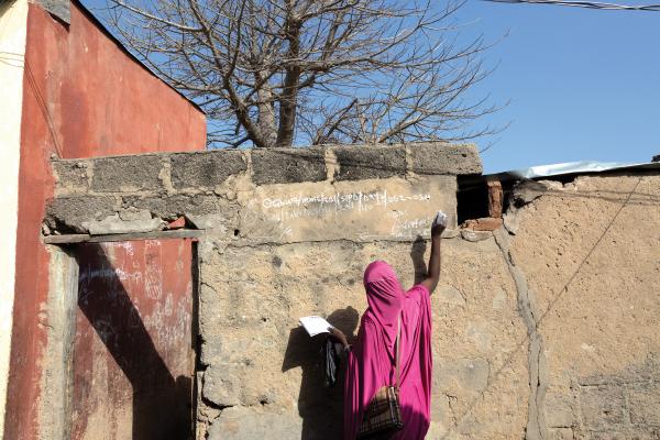 Voluntarios vacunan contra la polio a los niños de Maiduguri (Nigeria). Para ello marcan las casas que ya han visitado.