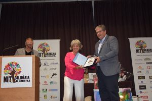 El presidente del RC de Cerdanyola Joan Alfonso en la entrega del reconocimiento a Victoria Draper de ADIA.