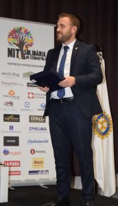 El Alcalde de Cerdanyola en el momento de la entrega de un reconocimiento