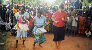 Lindsay Grinswold participa en una danza durante su trabajo como voluntaria del Cuerpo de Paz en Kenia.