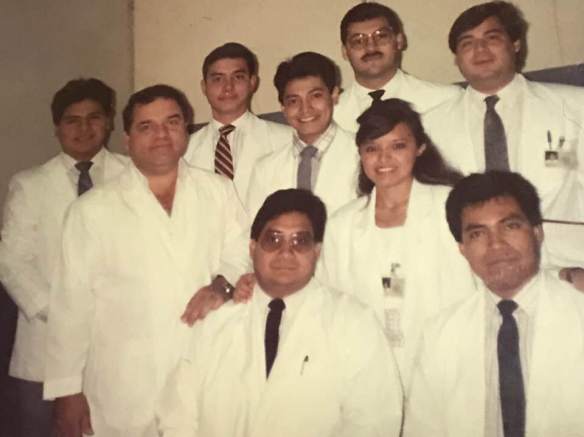 Dra. Ana Elena Chevez con sus compañeros de generación de la escuela de medicina en El Salvador. durante su carrera, la Dra. Ana ha contribuído inmensamente a la erradicación de la polio y a la salud pública. Fotografía de: Dra. Ana Elena Chevez.