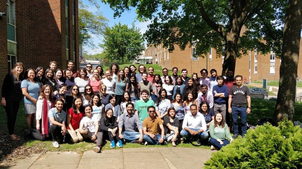 Los compañeros de clase de Mina Chiang en el Instituto de Estudios para el Desarrollo de la Universidad de Sussex